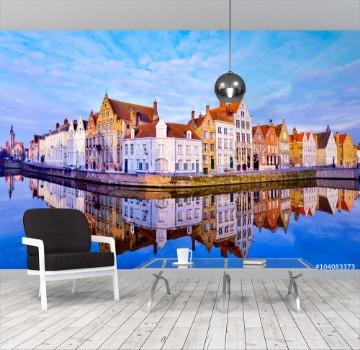 Image de Cityscape view of Bruges and traditional houses reflected in water at sunrise in Belgium